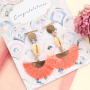 Boucles d&rsquo;oreilles color&eacute;es avec pompons, perles coquillage cauri et m&eacute;tal DQ