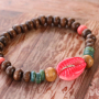 Look naturel ! Cr&eacute;ez le bracelet parfait avec des perles en bois
