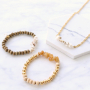 Magnifiques boucles d&rsquo;oreilles, bracelets et colliers avec des perles chips.