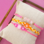 Lancez-vous avec le fil macram&eacute;, les perles lettres acryliques et les cartes &agrave; bijoux :