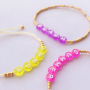 Lancez-vous avec le fil macram&eacute;, les perles lettres acryliques et les cartes &agrave; bijoux :