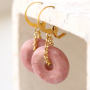 D&eacute;couvrez ici comment confectionner de superbes boucles d&rsquo;oreilles et bracelets avec des pendentifs disques en pierre naturelle