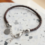 Voici comment confectionner des bracelets robustes pour hommes avec des perles en verre et des perles h&eacute;matites :