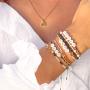 Des bracelets tendance en fil macram&eacute; avec des perles Miyuki et des perles lettres 