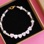 &Agrave; court d&rsquo;inspiration ? Vous pouvez facilement confectionner vous-m&ecirc;me ces bracelets avec des perles lettres acryliques :