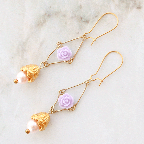 Confectionnez de ravissants bracelets et bagues avec les nouvelles perles roses :