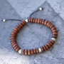 D&eacute;couvrez ici comment confectionner ces superbes bracelets avec des perles en bois : 