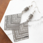 Vous pouvez fabriquer ces bijoux avec des pendentifs et connecteurs en pierre naturelle : 
