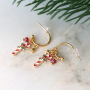 Voici comment cr&eacute;er de superbes bijoux avec des breloques de No&euml;l : 