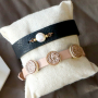 Voici comment combiner les pendentifs en cuir DQ et Cuoio :