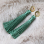 Laissez-vous inspirer ! Voici comment confectionner des boucles d&rsquo;oreilles tendance avec de grands pompons :