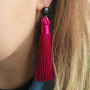Laissez-vous inspirer ! Voici comment confectionner des boucles d&rsquo;oreilles tendance avec de grands pompons :