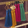 Laissez-vous inspirer ! Voici comment confectionner des boucles d&rsquo;oreilles tendance avec de grands pompons :