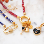 Vous pouvez facilement r&eacute;aliser vous-m&ecirc;me ces boucles d&rsquo;oreilles, bracelets et colliers avec nos breloques en m&eacute;tal DQ :