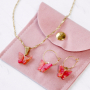 D&eacute;couvrez ici comment confectionner des bijoux tendance avec les breloques papillon en r&eacute;sine