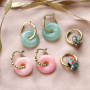 Confectionnez facilement et rapidement ces magnifiques boucles d&rsquo;oreilles et bracelets avec les pendentifs disques et les perles &agrave; facettes en pierre naturelle !    
