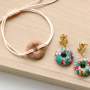 Confectionnez facilement et rapidement ces magnifiques boucles d&rsquo;oreilles et bracelets avec les pendentifs disques et les perles &agrave; facettes en pierre naturelle !    