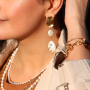 Bijoux cha&icirc;nes combin&eacute;s avec des perles d&rsquo;eau douce et des perles coquillage