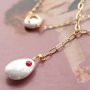 Lancez-vous et cr&eacute;ez des bijoux tendance avec les articles en coquillage nacr&eacute; combin&eacute;s avec des &eacute;l&eacute;ments en laiton zirconium. 