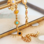 D&eacute;couvrez ici comment confectionner des bijoux tendance avec des perles, des breloques et des connecteurs arc-en-ciel en m&eacute;tal DQ 