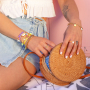 Confection de bijoux d&rsquo;&eacute;t&eacute; tendance avec des perles coquillage, des perles en verre et bien d&rsquo;autres &eacute;l&eacute;ments fun ! 