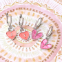 Confectionnez les plus beaux colliers et boucles d&rsquo;oreilles avec les nouvelles breloques en r&eacute;sine ! 