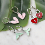 Confectionnez les plus beaux colliers et boucles d&rsquo;oreilles avec les nouvelles breloques en r&eacute;sine ! 