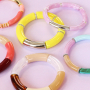 D&eacute;marrez avec ces perles acryliques tube color&eacute;es