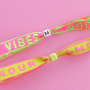 Cr&eacute;er des bracelets tendance avec du ruban texte