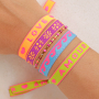 Cr&eacute;er des bracelets tendance avec du ruban texte
