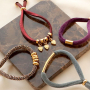 Voici comment utiliser le ruban &eacute;lastique Ibiza pour une collection de bracelets