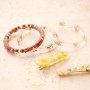 Bracelets avec fleurs s&eacute;ch&eacute;es et pinces &agrave; cheveux assorties