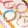 Inspiration pour des bracelets avec des perles acryliques, des perles &agrave; facettes et des rubans &agrave; texte.