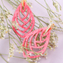 Concevoir des boucles d'oreilles d'&eacute;t&eacute; avec des pendentifs en r&eacute;sine. 