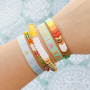 Inspiration pour des bracelets avec des perles acryliques, des perles &agrave; facettes et des rubans &agrave; texte.