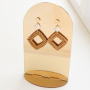 Comment cr&eacute;er des boucles d'oreilles avec des pendentifs en rotin