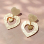 Comment cr&eacute;er des boucles d&rsquo;oreilles avec les breloques Plexx en forme de fleurs et de c&oelig;ur ?
