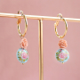 Cr&eacute;er des boucles d'oreilles d'&eacute;t&eacute; avec les perles en verre &agrave; fleurs 