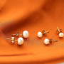 Comment pr&eacute;senter des boucles d'oreilles en acier inoxydable et perles d'eau douce?