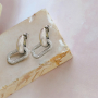 Cr&eacute;ez facilement des boucles d'oreilles tendance avec ces puces d&rsquo;oreilles !