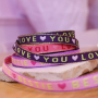 Comment cr&eacute;er des bracelets avec des rubans &agrave; texte ?