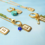 Cr&eacute;ez une collection unique avec des breloques nacr&eacute;es avec des lettres en acier inoxydable