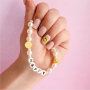 Cr&eacute;ez des bijoux personnalis&eacute;s avec des perles lettres en c&eacute;ramique