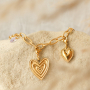 Cr&eacute;ez des colliers et des bracelets enjou&eacute;s avec des breloques en forme de coeur en acier inoxydable