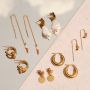 Mix and match avec des boucles d'oreilles et des  appr&ecirc;ts en acier inoxydable