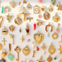 Cr&eacute;ez des bijoux uniques avec des breloques c&oelig;urs, country et smiley
