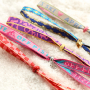 Cr&eacute;ez des bracelets, porte-cl&eacute;s et cadeaux uniques avec des rubans &agrave; texte