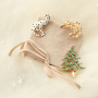 Mix & Match : Cr&eacute;ez votre propre look festif avec des pins et broches