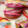 Rendez vos cadeaux et vos cr&eacute;ations tr&egrave;s festifs avec du ruban &agrave; texte !