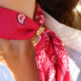 Cr&eacute;ez des colliers et bracelets color&eacute;s avec des bandanas !